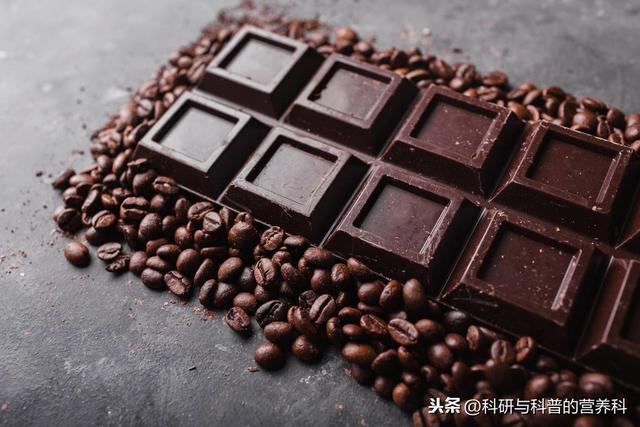 每天吃6克黑巧克力,平稳血压,还降低中老年人心脑血管疾病风险