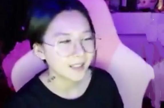 女星直播爆韩娱乐圈黑幕,IU榜上有名,直言少女时代是塑料花姐妹