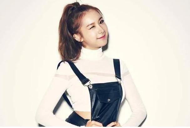 女星直播爆韩娱乐圈黑幕,IU榜上有名,直言少女时代是塑料花姐妹