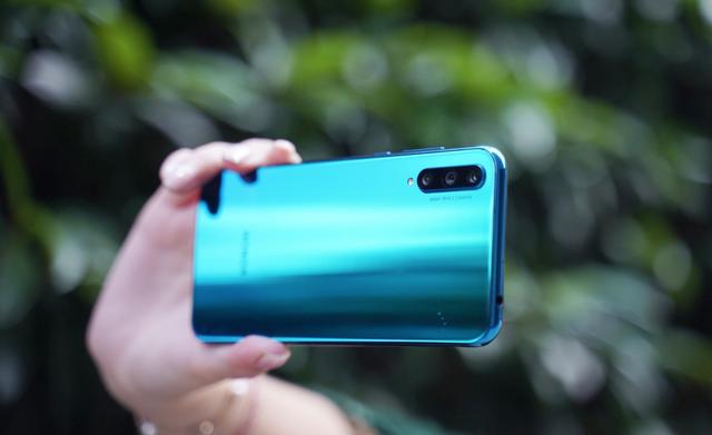 仅售1099元,6+64GB+屏下光学指纹,入手华为这款千元机值了