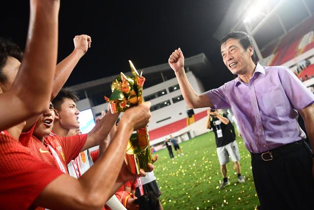 中国足协被归化球员起诉！李铁被指责任人唯亲，中国足球成了笑柄