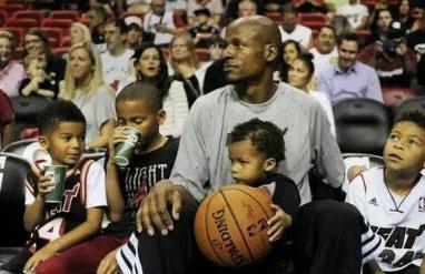 NBA球员的自律性有多强?詹皇从不吃猪肉,一人16年不近女色