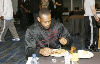 NBA球员的自律性有多强?詹皇从不吃猪肉,一人16年不近女色