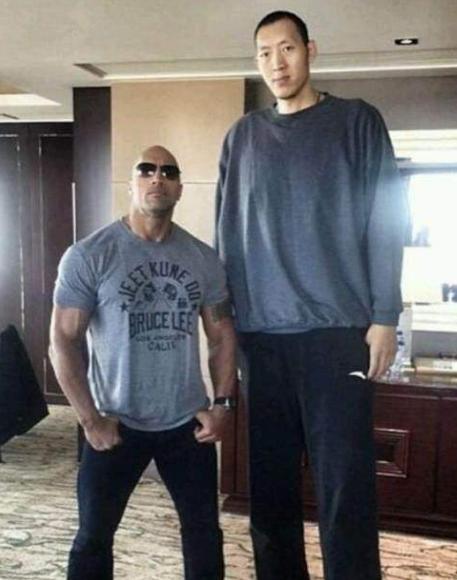 我们都知道强森又高又壮，但在NBA球星面前 他就是个弟弟