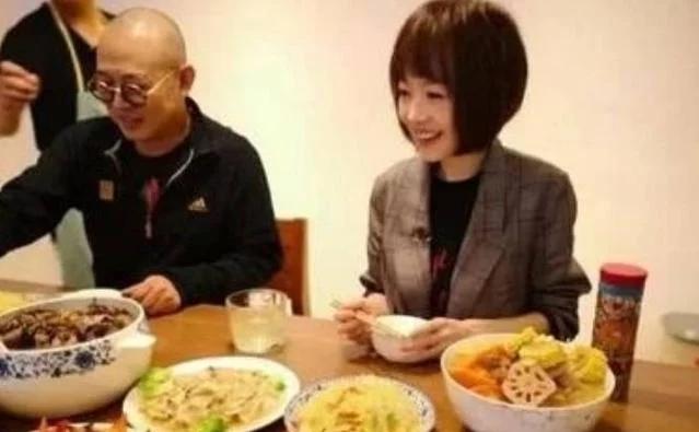 鲁豫在李连杰家难以下筷,在何猷君家却嫌不够吃,网友:差距太大