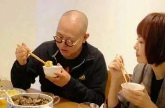 鲁豫在李连杰家难以下筷,在何猷君家却嫌不够吃,网友:差距太大