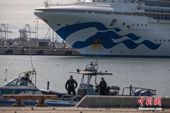 当地时间3月9日，奥克兰警方在“至尊公主号”邮轮停靠的奥克兰港执勤。中新社记者 刘关关 摄