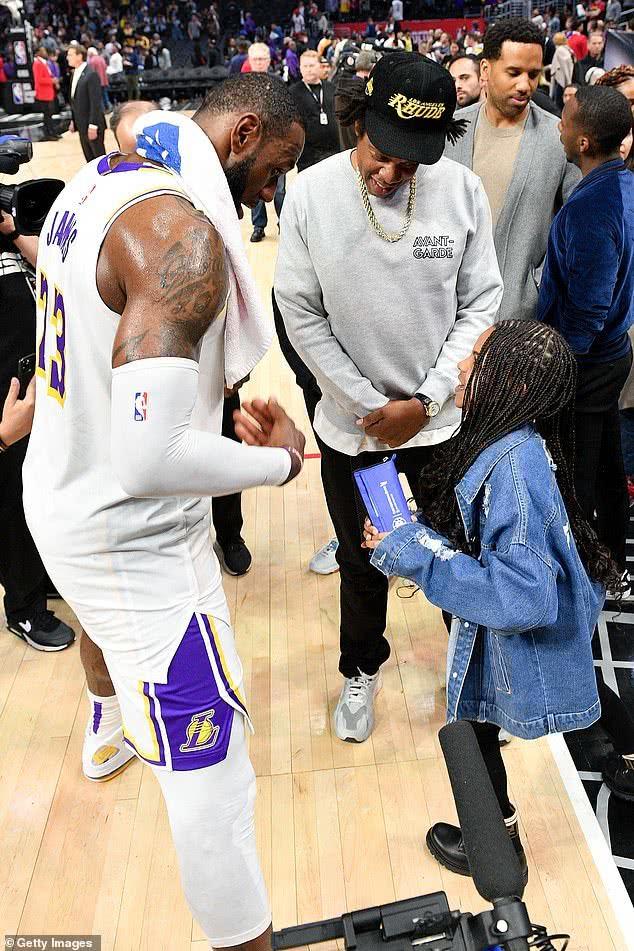 碧昂丝8岁女儿看NBA，造型撞上奥巴马长女，害羞问詹皇要签名
