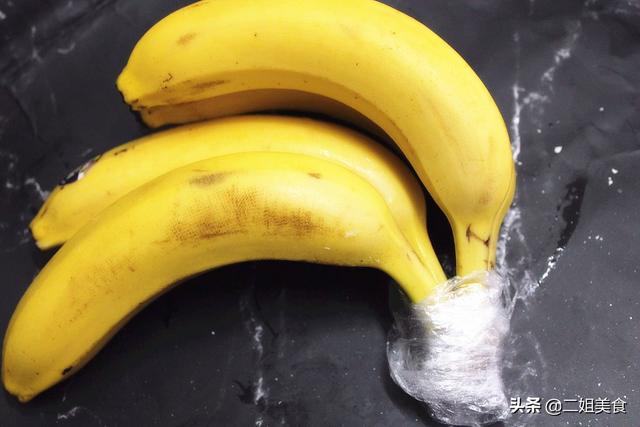 保存香蕉原来这么简单，教您一招，放久也不发黑不软烂，不怕多买