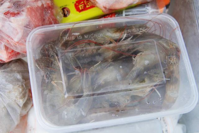 原来剥虾壳这么简单,学会这个诀窍,3秒去掉虾壳,轻松又完整