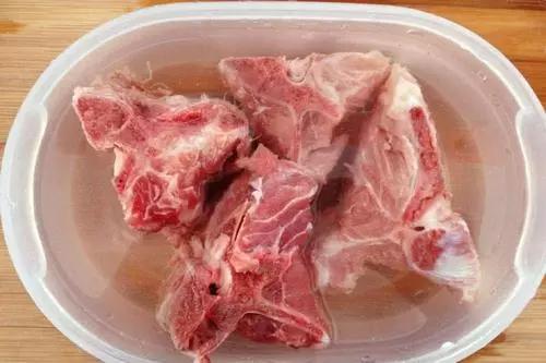 从冰箱拿出的冻肉，最忌直接加水泡，教你一招，吃着和鲜肉一样