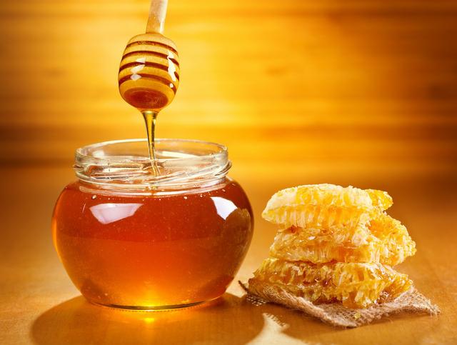 喝蜂蜜到底有什么好处？喝蜂蜜会让我们发胖吗？