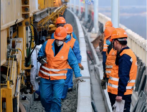 2月26日，施工人员在陕西省咸阳市礼泉县境内的银西高铁陕西段施工现场进行铺轨作业。图/中新 