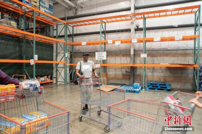 当地时间3月11日,美国旧金山湾区奥克兰的一家Costco超市摆放饮用水的货架上,张贴着每位会员限购两件的通知。随着新冠肺炎疫情的发展,美国多地出现民众抢购生活物资的现象。中新社记者 刘关关 摄