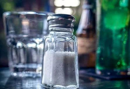 多吃盐百病生，膳食指南中推荐的6g盐到底是多少？一看就知道