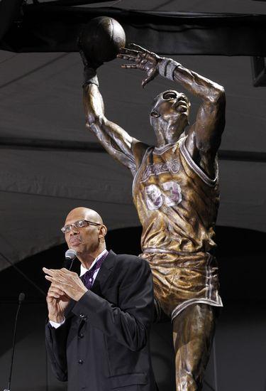 NBA巨星的雕像各有特色：奥尼尔一模一样，巴克利是来搞笑的