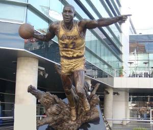 NBA巨星的雕像各有特色:奥尼尔一模一样,巴克利是来搞笑的