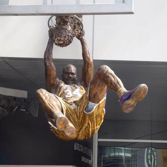 NBA巨星的雕像各有特色:奥尼尔一模一样,巴克利是来搞笑的