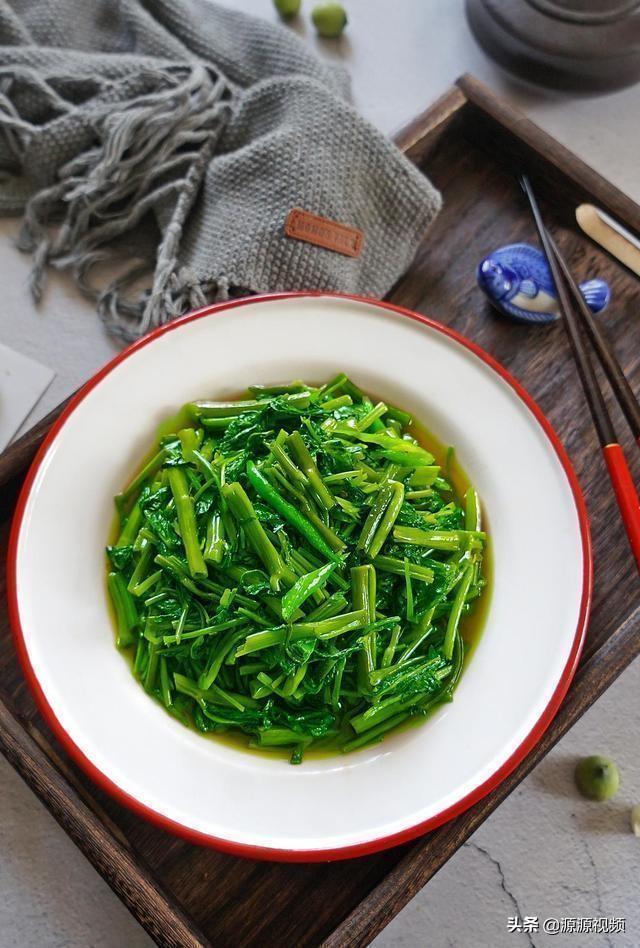 芹菜炒杏鲍菇，茄汁蒜苗烧豆腐，南瓜虾干蒸花蟹的做法