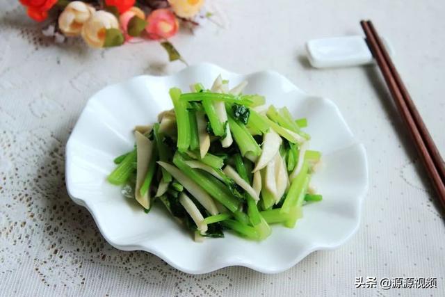 芹菜炒杏鲍菇，茄汁蒜苗烧豆腐，南瓜虾干蒸花蟹的做法