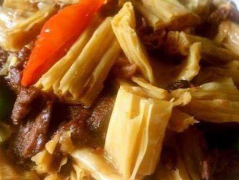 腐竹炒肉,西葫芦炒鸡蛋,西红柿烧豆腐这几道家常菜的做法