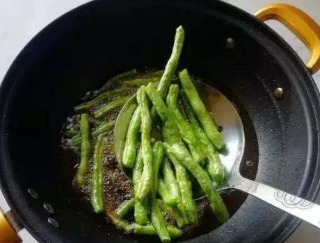 干煸四季豆,焯水还是过油?用对方法,四季豆焦脆入味,还不夹生
