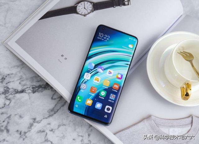 三星逐渐放弃大曲率屏幕,为何小米反其道行之,增大屏幕曲率?
