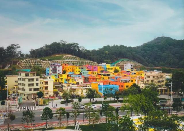广东又一新晋网红地,走进梦幻彩虹村,感受色彩的碰撞