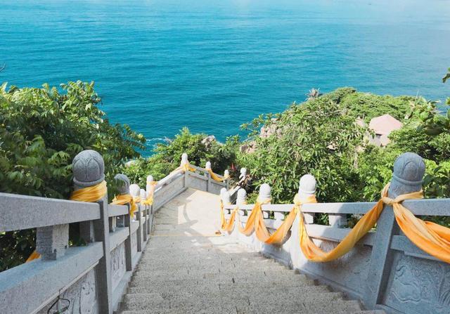 远离都市的繁华喧嚣,享受热带海岛的风情浪漫
