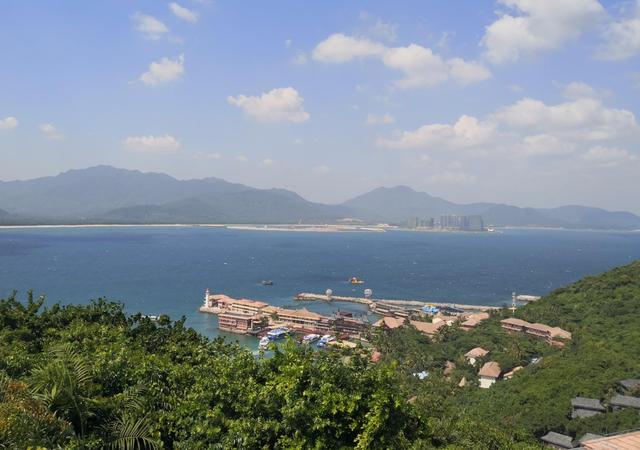 远离都市的繁华喧嚣,享受热带海岛的风情浪漫