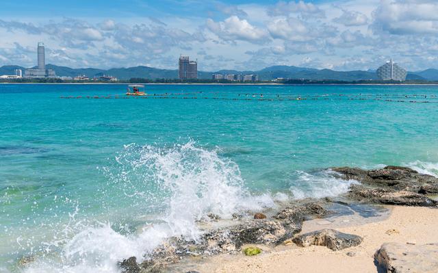 远离都市的繁华喧嚣,享受热带海岛的风情浪漫