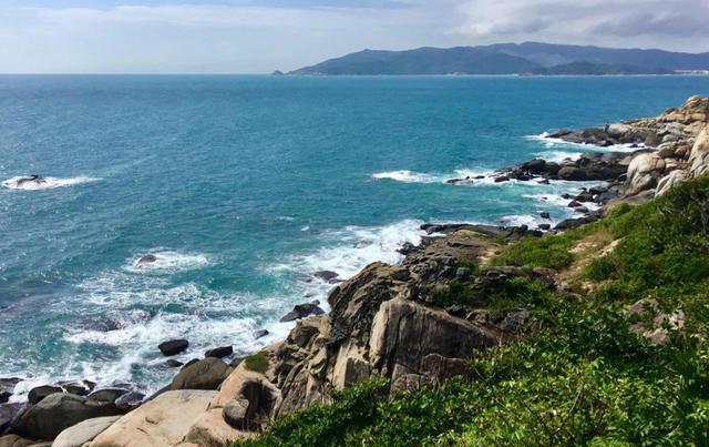 远离都市的繁华喧嚣,享受热带海岛的风情浪漫