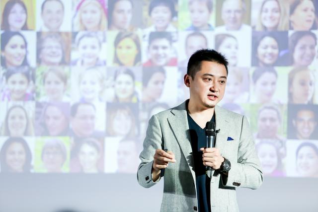 没想到,只用一张图片,你就可以实现隐身