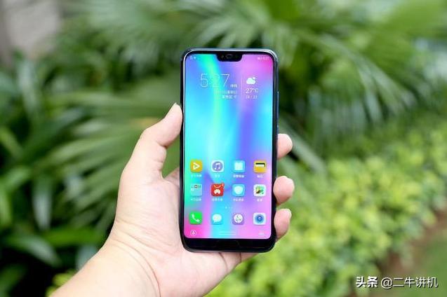 在大幅降价的4G手机市场,荣耀10表示很“孤独”
