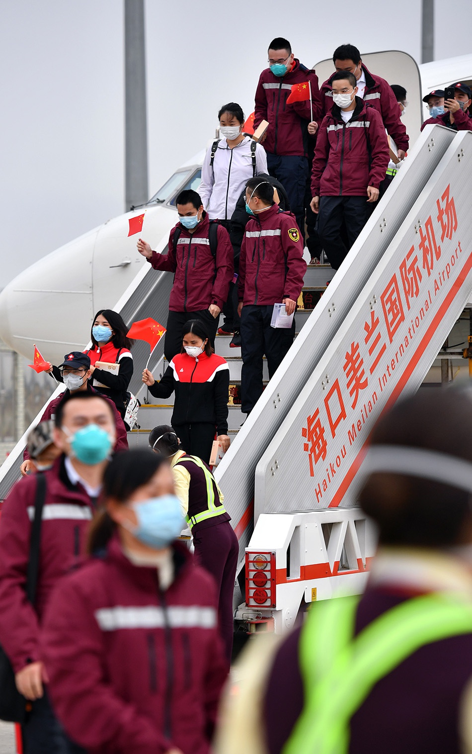 3月17日，返乡的医疗队队员抵达海南海口美兰国际机场。新华社记者 郭程 图