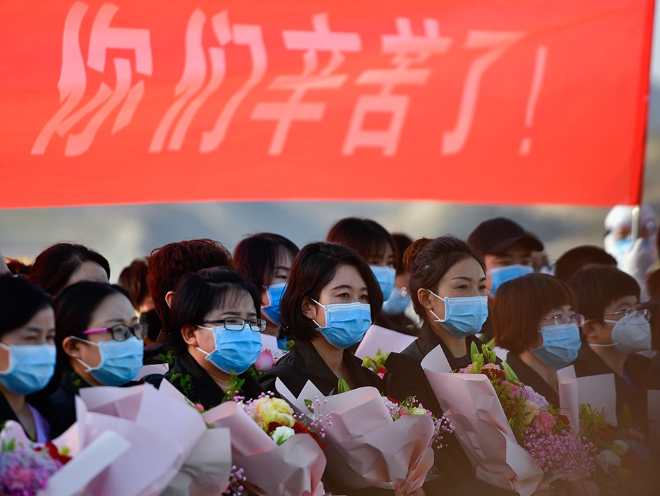 你们辛苦了!3月17日,医疗队队员抵达青海西宁曹家堡国际机场。新华社记者 张龙 图