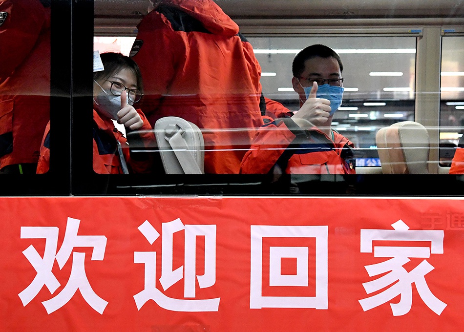  3月17日，在河南郑州东站，返乡的医疗队队员向接站人员致意。新华社记者 李安 图