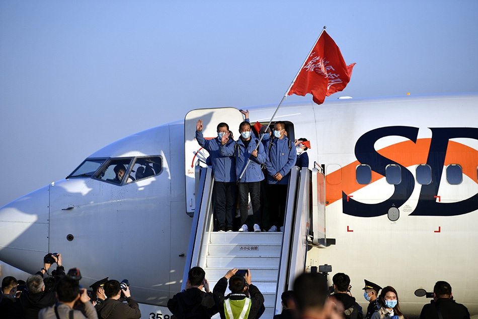 3月17日，342位山东援助湖北医疗队队员回家，抵达山东济南遥墙国际机场。新华社发（饶琦 图）