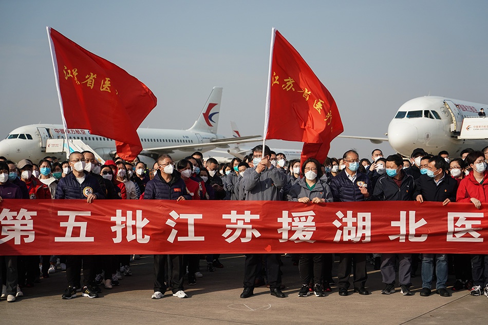  3月17日，在江苏南京禄口国际机场，回到家乡的医疗队队员参加欢迎仪式。新华社记者 季春鹏 图