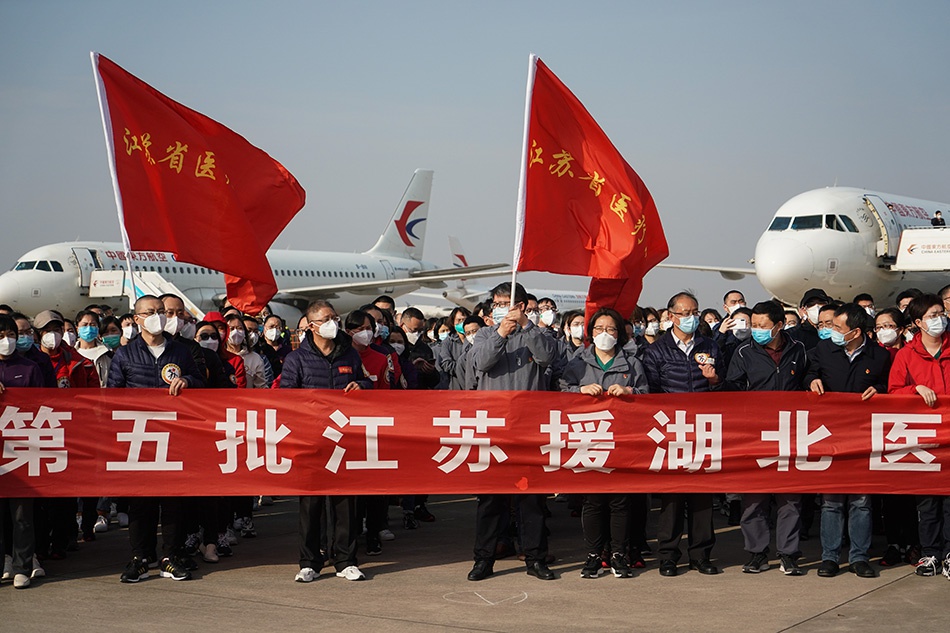 3月17日,在江苏南京禄口国际机场,回到家乡的医疗队队员参加欢迎仪式。新华社记者 季春鹏 图