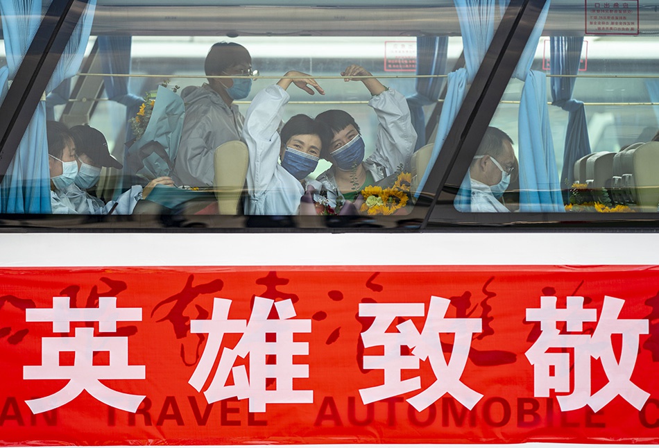 3月18日,云南省援鄂医疗队队员在昆明长水机场登车前往市区。当日,云南省援鄂医疗队首批返回人员抵达昆明长水机场。新华社记者 江文耀 图