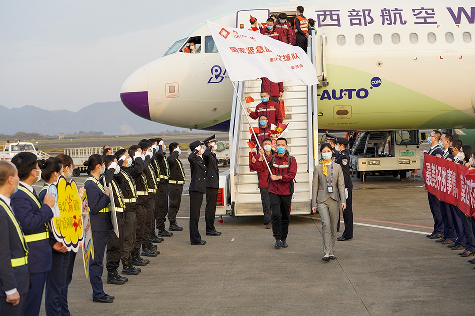 3月18日，重庆援鄂医疗队首批返回的医护人员走下飞机。当日，重庆援鄂医疗队首批返回的133名医护人员抵达重庆江北国际机场。新华社记者 刘潺 图