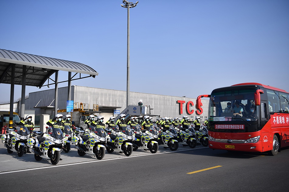 3月17日，返乡的医疗队队员乘坐大巴车离开天津滨海国际机场。新华社记者 李然 图