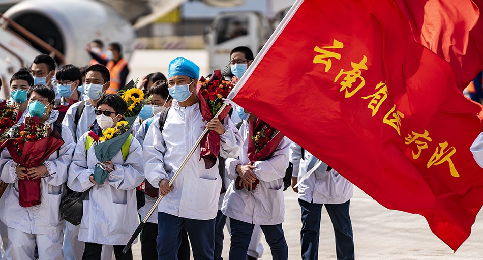3月18日，云南省援鄂医疗队首批返回人员抵达昆明长水机场。新华社记者 江文耀 图