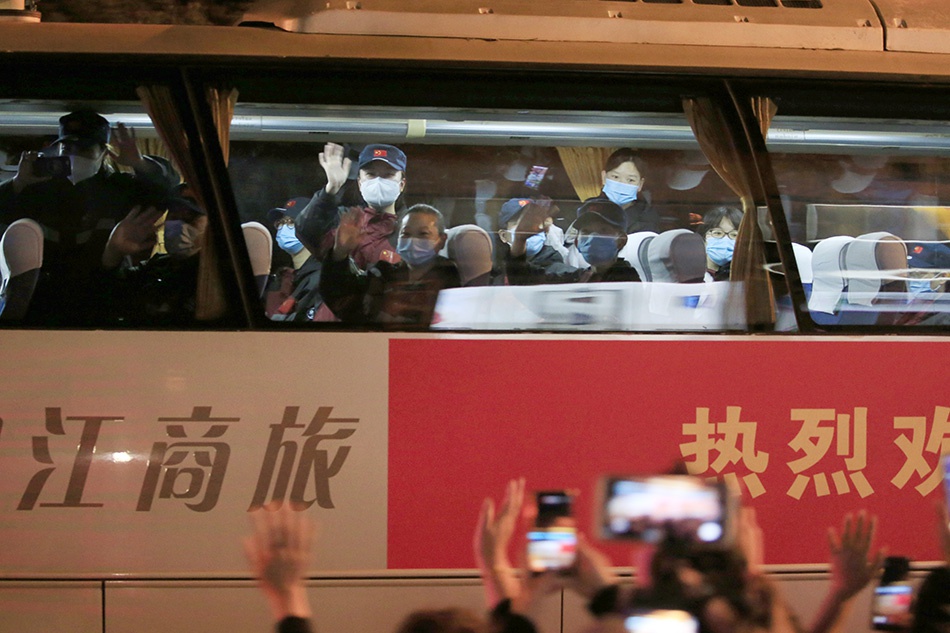 3月18日傍晚，47名上海援鄂医疗队员搭乘包机抵达上海虹桥机场后前往隔离点。听闻消息的市民自发前往上海某集中隔离点，迎接英雄回家。澎湃新闻记者 朱伟辉 图