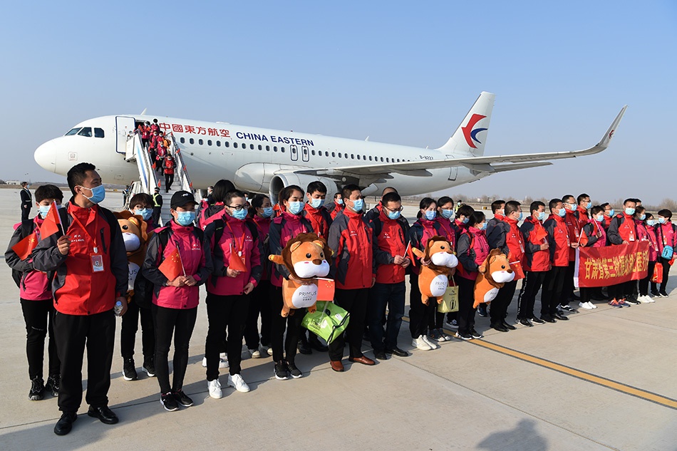  3月17日，返乡的医疗队队员抵达甘肃兰州中川国际机场。新华社记者 范培珅 图