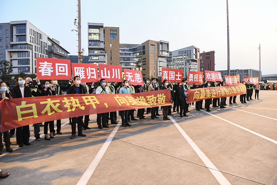 3月18日下午,上海支援湖北医疗队的首批返沪队员,在圆满完成各项医疗救治任务后回到上海。市委书记李强到上海虹桥机场迎接,代表市委、市政府和全市人民,欢迎白衣战士平安凯旋。停机坪上,工作人员高举“感谢最美逆行者”“真国士勇担当”等欢迎标识,致敬白衣天使。陈正宝 张驰 图