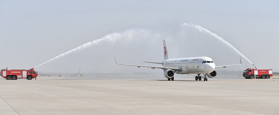 3月18日，在西安咸阳国际机场，搭载着陕西省援鄂医疗队第三批队员的航班受到“水门礼”迎接。新华社发（袁景智 图）