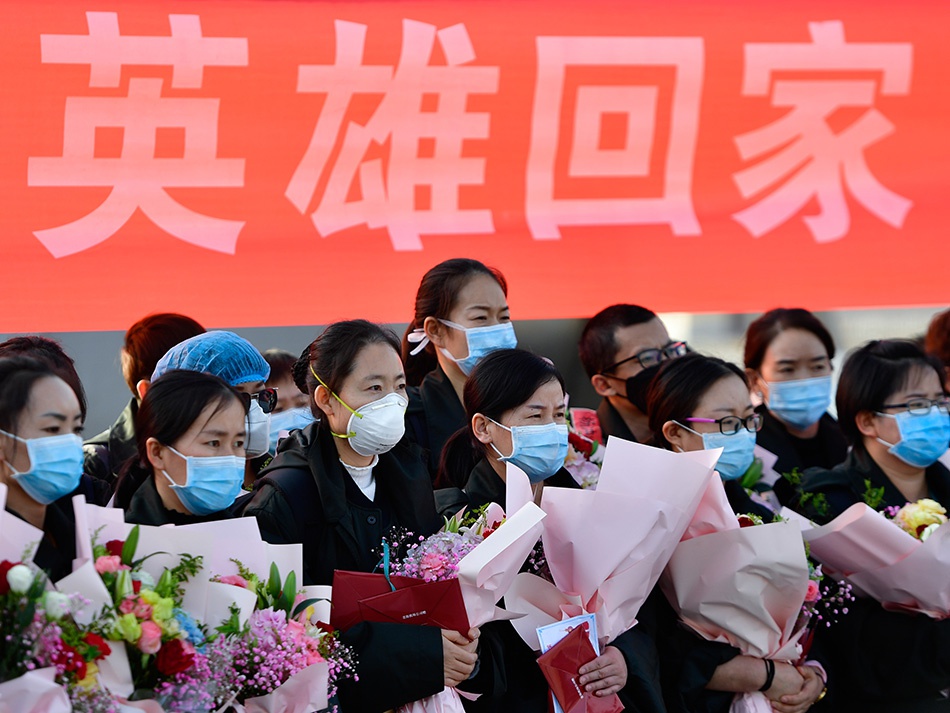  英雄回家！3月17日，医疗队队员抵达青海西宁曹家堡国际机场。新华社记者 张龙 图