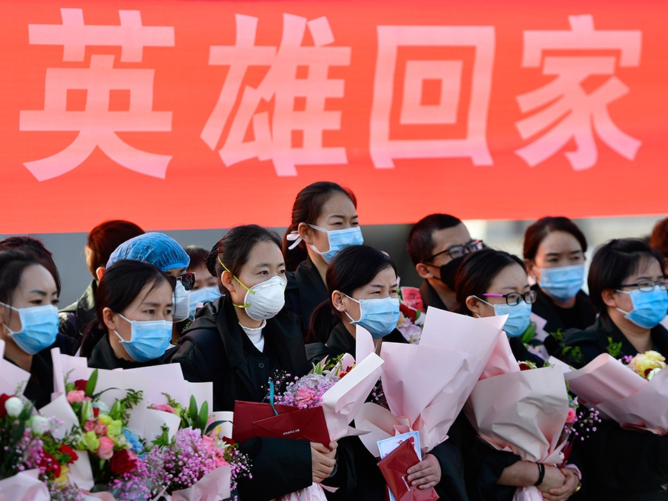 英雄回家!3月17日,医疗队队员抵达青海西宁曹家堡国际机场。新华社记者 张龙 图